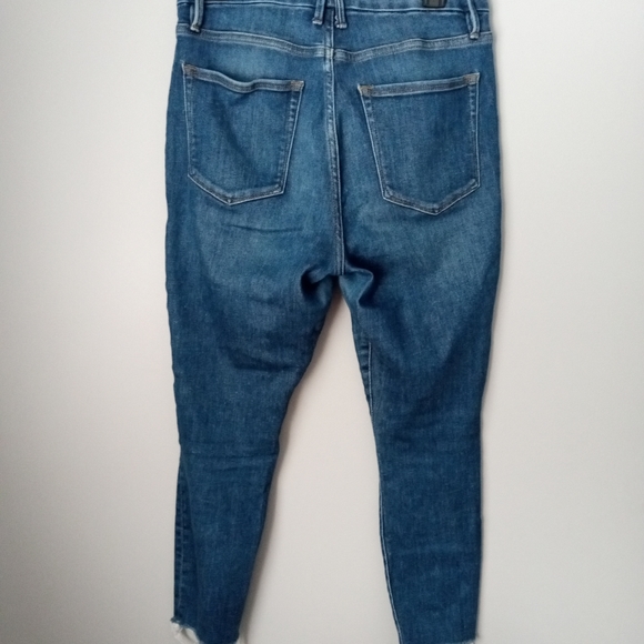 Good American good waist crop raw edge 10/30 dark wash skinn - Picture 3 of 5